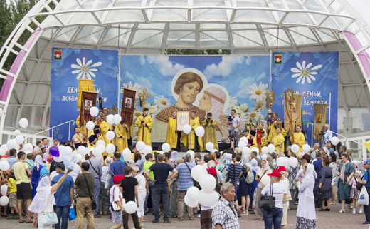 В г. Кемерово прошёл масштабный праздник, приуроченный ко Дню семьи, любви и верности